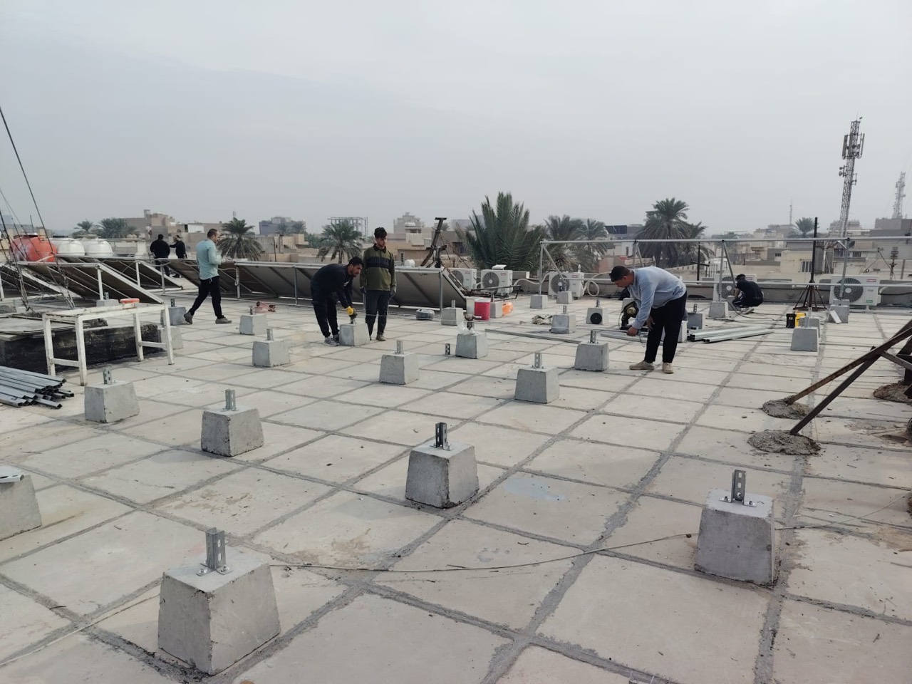 أعمال تجهيز قواعد الهياكل على سطح المبنى.